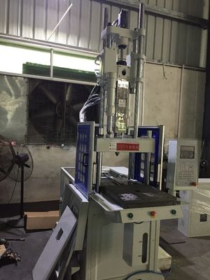 12KW रसोई के बर्तन शटल प्लास्टिक इंजेक्शन मोल्डिंग मशीन वर्टिकल 55T