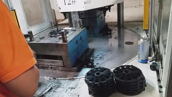 एबीएस प्लास्टिक संसाधित हाइड्रोलिक 120 टन इंजेक्शन मोल्डिंग मशीन वर्टिकल रोटरी टेबल
