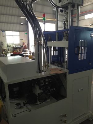 55T उच्च गति ऊर्ध्वाधर इंजेक्शन मोल्डिंग मशीन 12kW 1 वर्ष की वारंटी