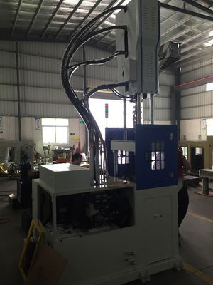 55T उच्च गति ऊर्ध्वाधर इंजेक्शन मोल्डिंग मशीन 12kW 1 वर्ष की वारंटी