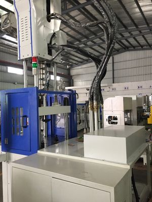 55T उच्च गति ऊर्ध्वाधर इंजेक्शन मोल्डिंग मशीन 12kW 1 वर्ष की वारंटी