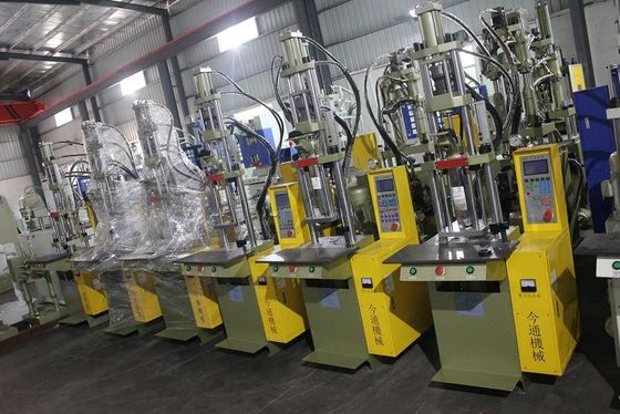 55T उच्च गति ऊर्ध्वाधर इंजेक्शन मोल्डिंग मशीन 12kW 1 वर्ष की वारंटी