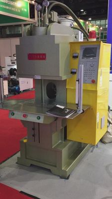 विनिर्माण संयंत्र के लिए 13kW वर्टिकल प्लास्टिक इंजेक्शन मोल्डिंग मशीन 55T