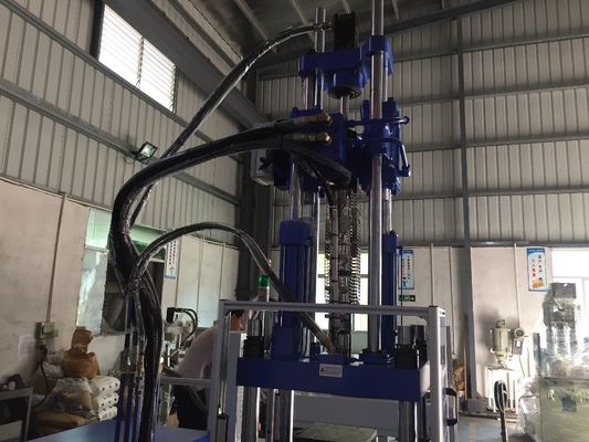 200 एमएम खोलने का स्ट्रोक 55T हाइड्रोलिक वर्टिकल इंजेक्शन मोल्डिंग मशीन 2 काम की मेज के साथ