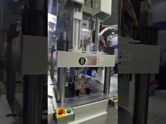 दो रंग की स्विमिंग गॉगल इंजेक्शन मोल्डिंग मशीन वर्टिकल जेटीटी-1700 2वी2आर